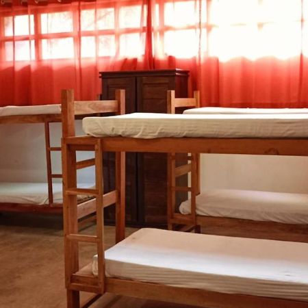 Funky Monkey Hostel & Yoga Rooftop Lounge , Arugambay Pottuvil Ngoại thất bức ảnh