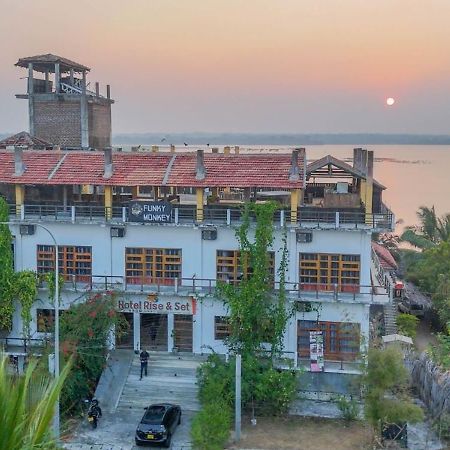 Funky Monkey Hostel & Yoga Rooftop Lounge , Arugambay Pottuvil Ngoại thất bức ảnh