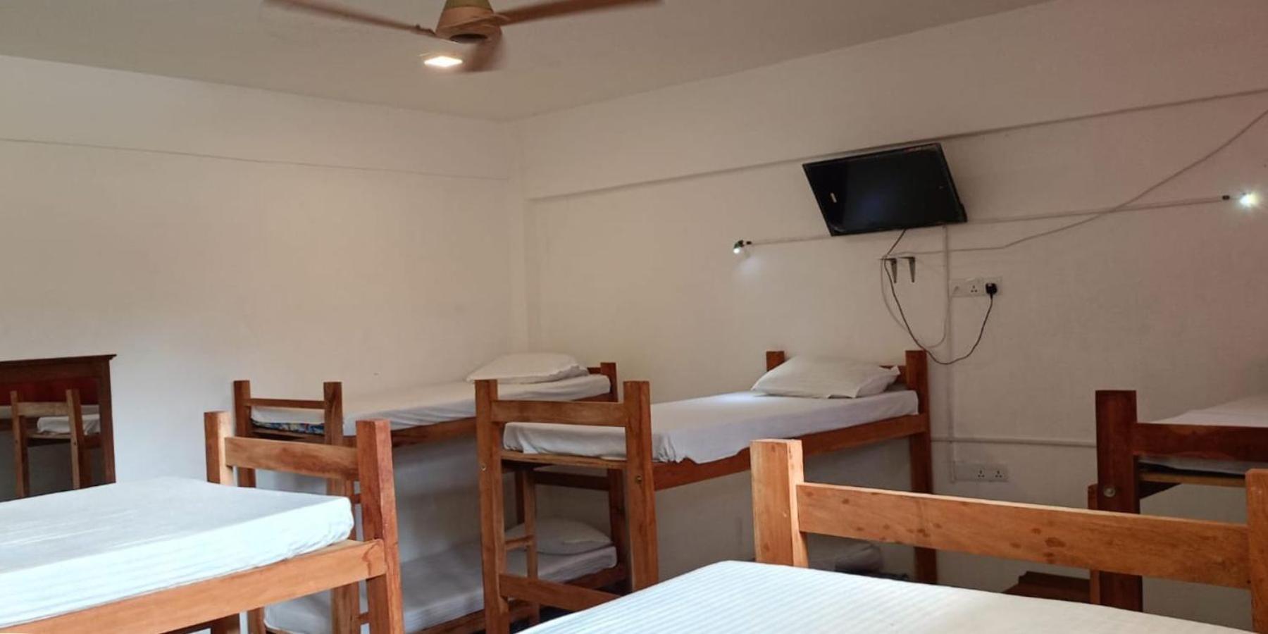 Funky Monkey Hostel & Yoga Rooftop Lounge , Arugambay Pottuvil Ngoại thất bức ảnh