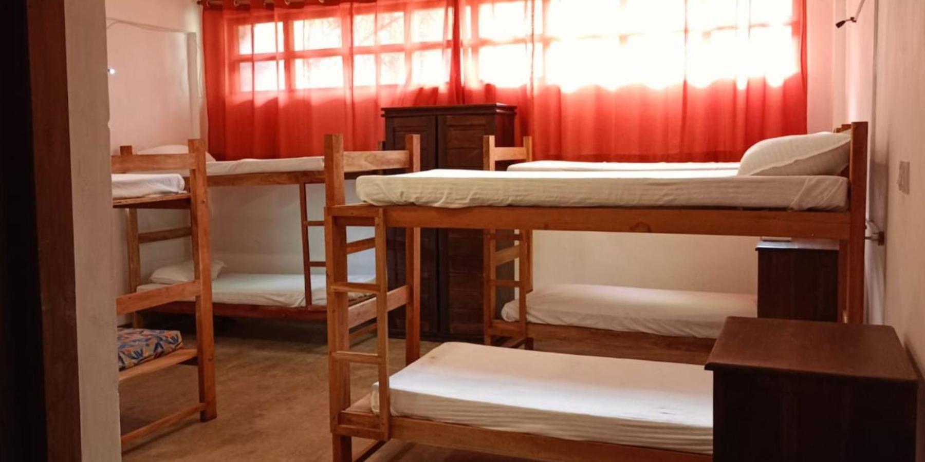 Funky Monkey Hostel & Yoga Rooftop Lounge , Arugambay Pottuvil Ngoại thất bức ảnh