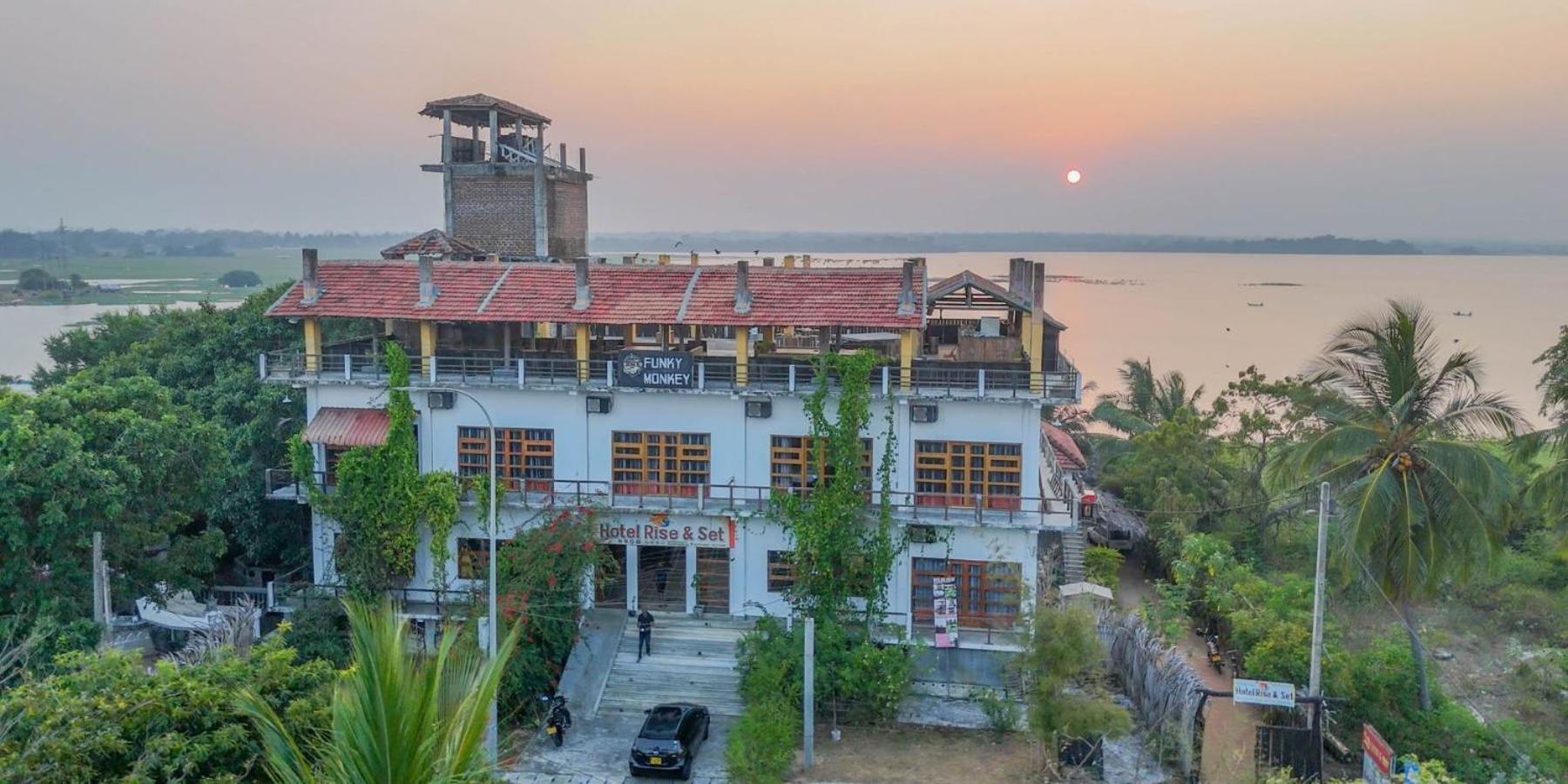 Funky Monkey Hostel & Yoga Rooftop Lounge , Arugambay Pottuvil Ngoại thất bức ảnh